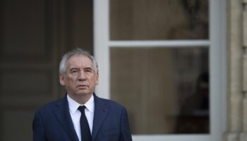 « Il n’est pas question de polémiques, mais de condamnations » : la gauche étrille la réaction de Bayrou après la mort de Le Pen