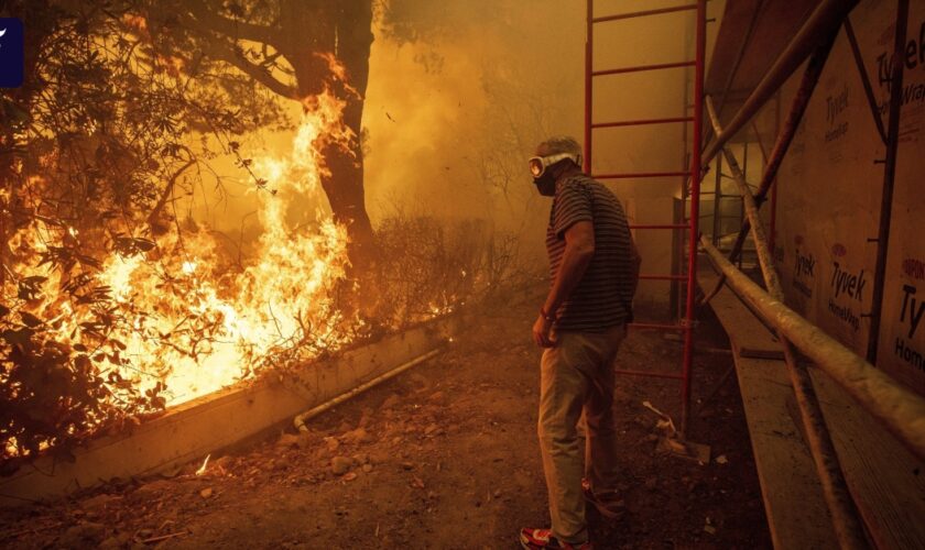 Kalifornien: Waldbrand bei Los Angeles zwingt Tausende zur Flucht