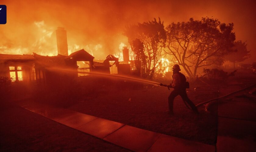 Kalifornien: Waldbrand bei Los Angeles zwingt Zehntausende zur Flucht