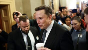 Le PDG de Tesla, Elon Musk, coprésident du nouveau Département de l'efficacité gouvernementale (DOGE), arrive au Capitole le 5 décembre 2024 à Washington, DC.