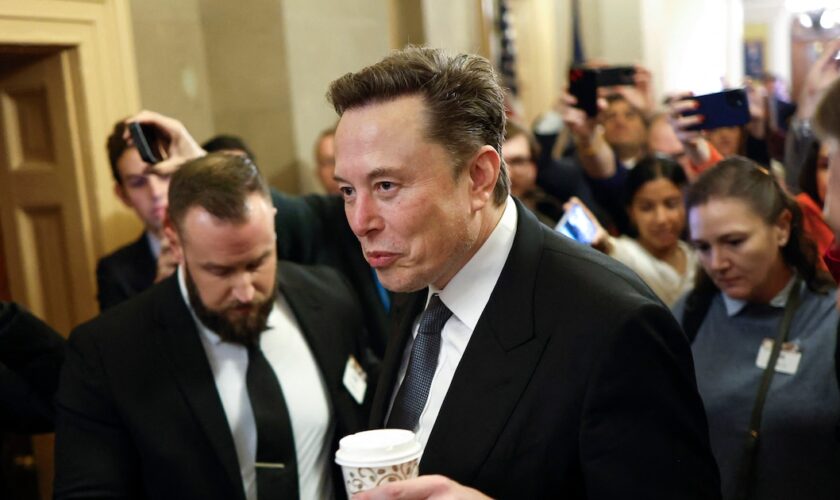 Le PDG de Tesla, Elon Musk, coprésident du nouveau Département de l'efficacité gouvernementale (DOGE), arrive au Capitole le 5 décembre 2024 à Washington, DC.