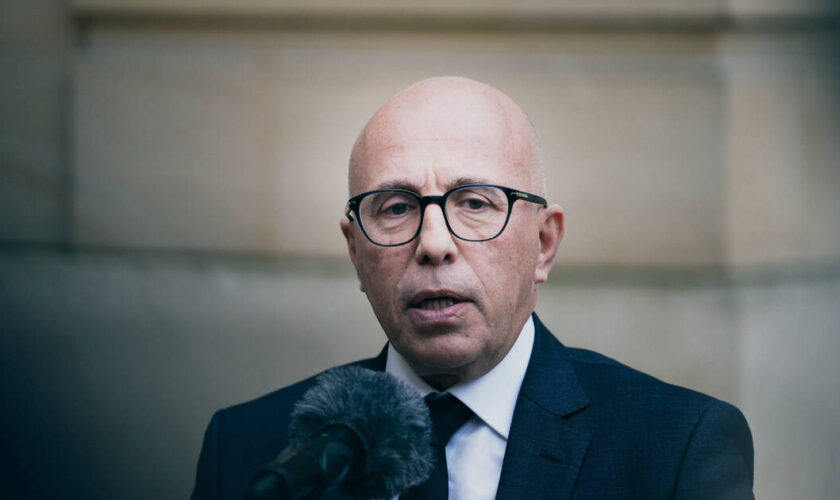 Le gouvernement va-t-il «officialiser la régularisation de sans-papiers exerçant des métiers en tension», comme le dénonce Eric Ciotti ?