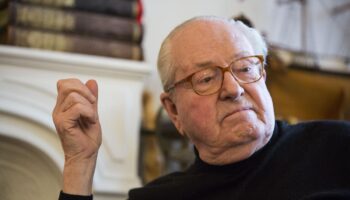 « Monstre d’un autre temps », « père honteux de l’extrême droite française »… La mort de Jean-Marie Le Pen vue par la presse étrangère