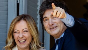 BUENOS AIRES, ARGENTINE - 20 NOVEMBRE : Le président argentin Javier Milei (à droite) fait un geste avec le Premier ministre italien Giorgia Meloni (à gauche) depuis le balcon de la maison du gouvernement argentin lors d'une visite officielle à la Casa Rosada, le 20 novembre 2024, à Buenos Aires, en Argentine. (Photo par Tomas Cuesta/Getty Images)