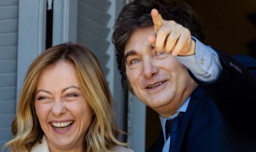 BUENOS AIRES, ARGENTINE - 20 NOVEMBRE : Le président argentin Javier Milei (à droite) fait un geste avec le Premier ministre italien Giorgia Meloni (à gauche) depuis le balcon de la maison du gouvernement argentin lors d'une visite officielle à la Casa Rosada, le 20 novembre 2024, à Buenos Aires, en Argentine. (Photo par Tomas Cuesta/Getty Images)