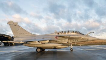 Des Rafale du détachement français de la police du ciel de l'Otan prêts à décoller à la base aérienne de Siauliai, en Lituanie, le 17 décembre 2024