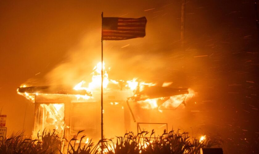 Los Angeles: Zehntausende fliehen vor von starken Winden angefachtem Feuer