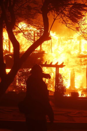 Incendies à Los Angeles : 30 000 personnes appelées à évacuer, les images saisissantes des flammes