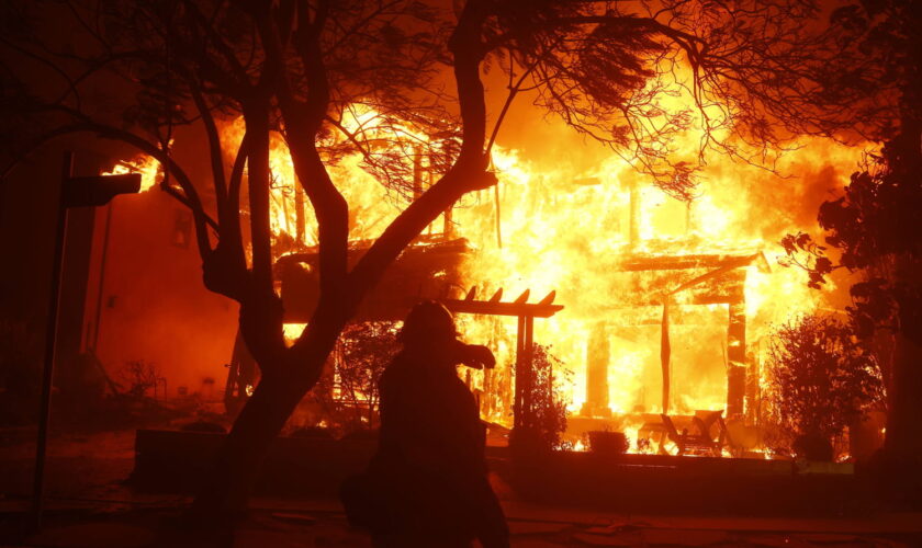 Incendies à Los Angeles : 30 000 personnes appelées à évacuer, les images saisissantes des flammes