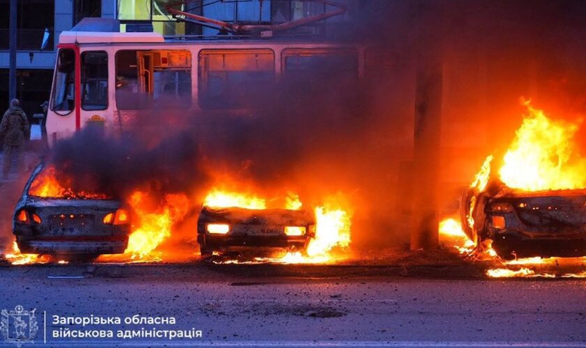 Des véhicules en feu après une frappe russe à Zaporijjia, dans le sud de l'Ukraine, le 8 janvier 2025