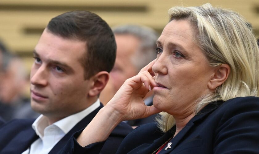 « Paris Match » publie une photo de Marine Le Pen en larmes en apprenant la mort de son père, le RN s’indigne