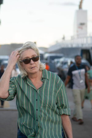 "Accrochée à son fauteuil" : Marine Le Pen sort indemne d'un accident à Mayotte