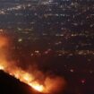 Un hélicoptère de lutte contre les incendies largue de l'eau alors que le Sunset Fire brûle dans les Hollywood Hills, à Los Angeles le 8 janvier 2025.