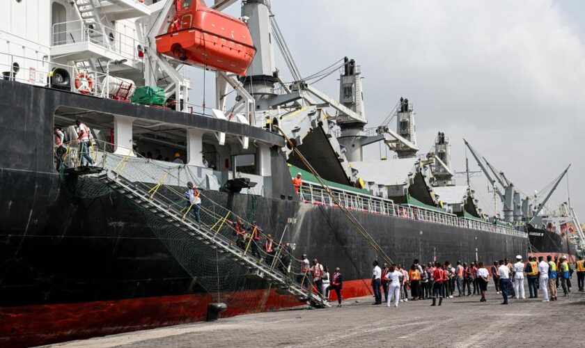 Côte d’Ivoire : le navire “qui sent le soufre et la mort” accoste à Abidjan