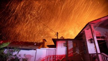 Feuersturm: Tausende Einsatzkräfte kämpfen gegen Feuer in Los Angeles