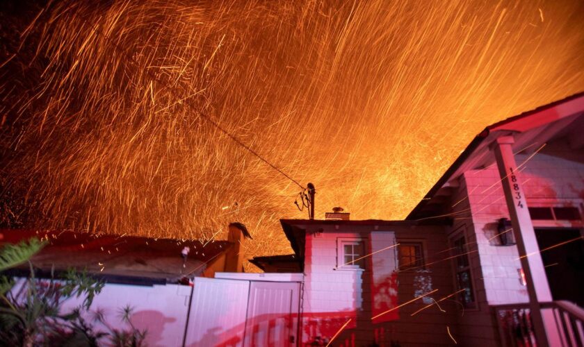 Feuersturm: Tausende Einsatzkräfte kämpfen gegen Feuer in Los Angeles