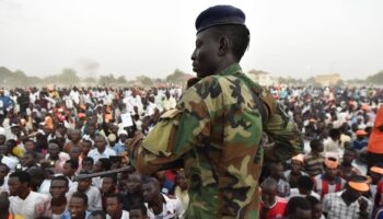 Un soldat tchadien monte la garde lors d'un meeting de campagne du candidat d'opposition à la présidentielle Saleh Kebzaboh, sur la Place de la Nation à N'Djamena le 8 avril 2016