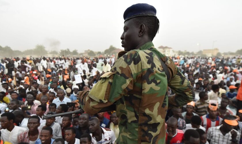 Un soldat tchadien monte la garde lors d'un meeting de campagne du candidat d'opposition à la présidentielle Saleh Kebzaboh, sur la Place de la Nation à N'Djamena le 8 avril 2016