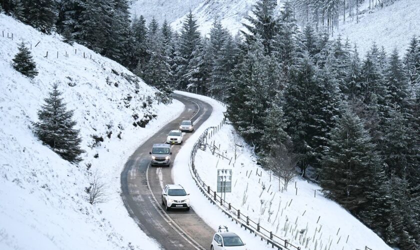 UK weather live: Snow and ice warnings today as cold snap sees temperatures plunge to -12.4C overnight