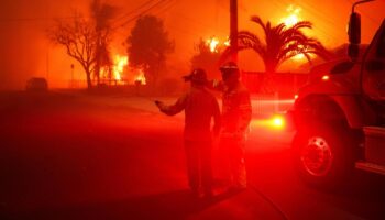 Video: Brände in Kalifornien: Einsatzkräfte kämpfen gegen die Flammen in Los Angeles