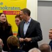 Video zeigt, wie Lindner mit Seifentorte beworfen wird