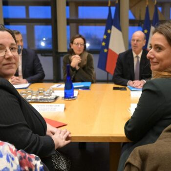 Réunion à Bercy sans LFI : Mélenchon dénonce la « forfaiture » et la « servilité » du PS, des écolos et du PCF