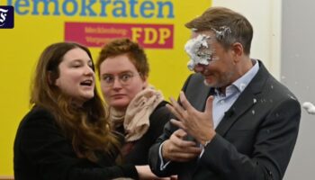 Liveblog zur Bundestagswahl: Linken-Spitze kritisiert Schaumattacke auf Lindner