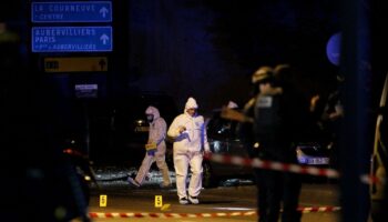 Des membres d'une équipe médico-légale travaillent sur les lieux d'un attentat près du Stade de France, le 13 novembre 2015 à Saint-Denis, près de Paris