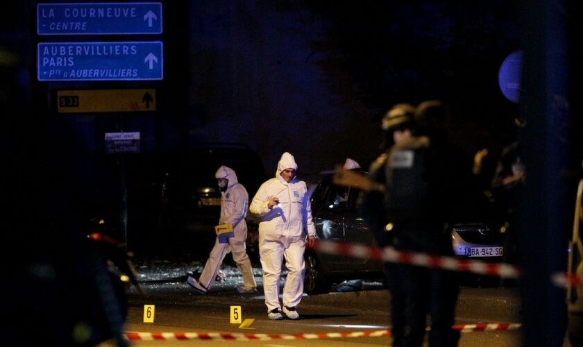 Des membres d'une équipe médico-légale travaillent sur les lieux d'un attentat près du Stade de France, le 13 novembre 2015 à Saint-Denis, près de Paris