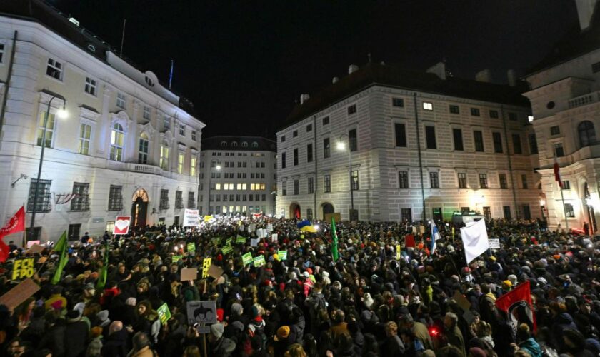 Massenproteste gegen FPÖ-Regierungsübernahme