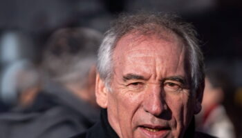 Motion de censure : pour rester, Bayrou contraint de négocier le soutien du PS