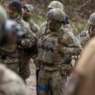 Des soldats ukrainiens lors d'un entraînement avec des instructeurs français, dans un complexe militaire situé dans un lieu tenu secret en Pologne, le 4 avril 2024