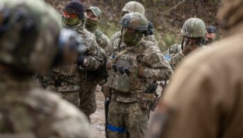 Des soldats ukrainiens lors d'un entraînement avec des instructeurs français, dans un complexe militaire situé dans un lieu tenu secret en Pologne, le 4 avril 2024