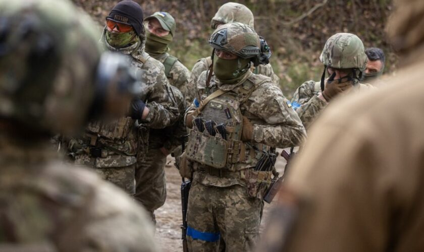 Des soldats ukrainiens lors d'un entraînement avec des instructeurs français, dans un complexe militaire situé dans un lieu tenu secret en Pologne, le 4 avril 2024