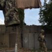 Des soldats américains devant une base de l'armée afghane le 12 août 2015 dans la province de Nangarhar, dans l'est de l'Afghanistan