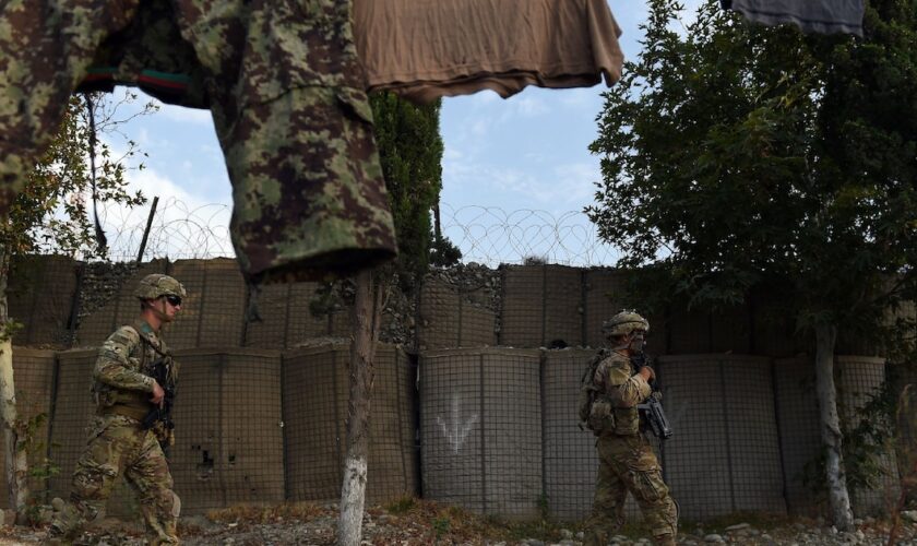 Des soldats américains devant une base de l'armée afghane le 12 août 2015 dans la province de Nangarhar, dans l'est de l'Afghanistan