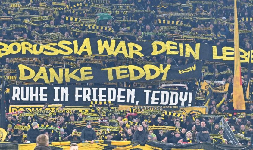 Beim Abschied von Teddy de Ber bricht die Stimme des Stadionsprechers Norbert Dickel