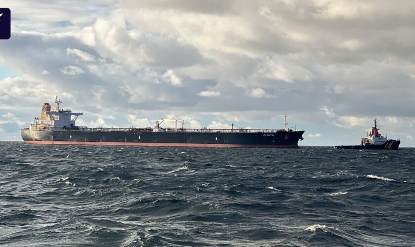 Russische Schattenflotte: Manövrierunfähiger Öltanker wird nach Osten geschleppt