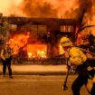 Des pompiers combattent le feu à Los Angeles, le 8 janvier 2024