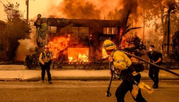 Des pompiers combattent le feu à Los Angeles, le 8 janvier 2024