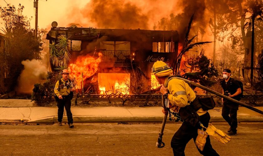 Des pompiers combattent le feu à Los Angeles, le 8 janvier 2024