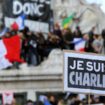 Des personnes tiennent une pancarte "Je suis Charlie" lors d'un rassemblement place de la République, le 11 janvier 2015, quelques jours après une série d'attentats ayant fait 17 victimes.