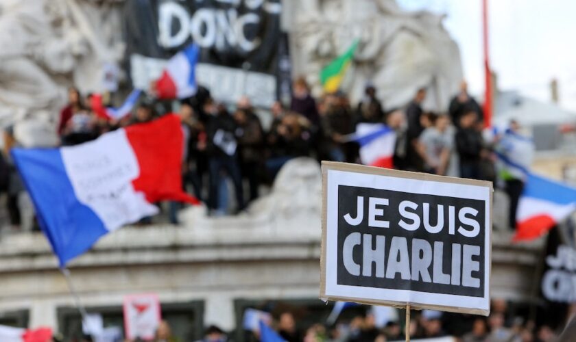 Des personnes tiennent une pancarte "Je suis Charlie" lors d'un rassemblement place de la République, le 11 janvier 2015, quelques jours après une série d'attentats ayant fait 17 victimes.