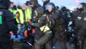 AfD-Parteitag in Sachsen – Erste Blockadeversuche vor der Halle