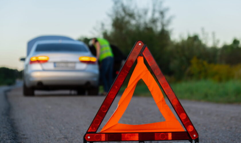 A combien de mètres faut-il placer le triangle rouge en cas de panne ? Trop peu connaissent cette règle de sécurité essentielle