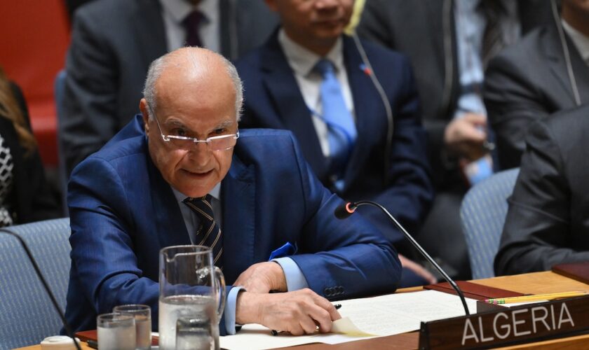 Le ministre algérien des Affaires étrangères, Ahmed Attaf, s'exprime lors d'une réunion du Conseil de sécurité de l'ONU sur la situation au Moyen-Orient, y compris la question palestinienne, au siège de l'ONU à New York, le 18 avril 2024.