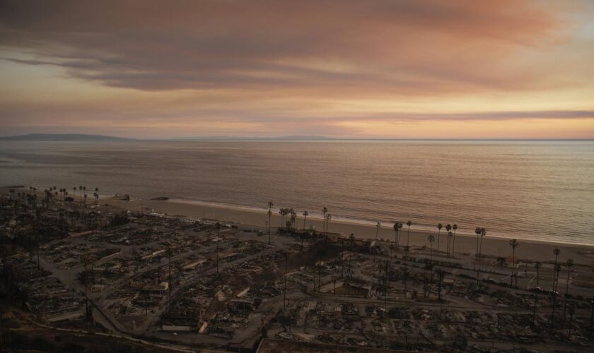 Incendies à Los Angeles : le vent faiblit, les critiques se multiplient