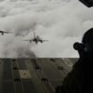 Des chasseurs Rafale vus depuis la rampe d'un avion A400M lors d'une répétition pour le défilé militaire annuel du 14 juillet, près de la base aérienne d'Orléans-Bricy, le 3 juillet 2024