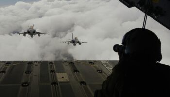 Des chasseurs Rafale vus depuis la rampe d'un avion A400M lors d'une répétition pour le défilé militaire annuel du 14 juillet, près de la base aérienne d'Orléans-Bricy, le 3 juillet 2024