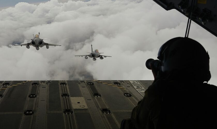 Des chasseurs Rafale vus depuis la rampe d'un avion A400M lors d'une répétition pour le défilé militaire annuel du 14 juillet, près de la base aérienne d'Orléans-Bricy, le 3 juillet 2024